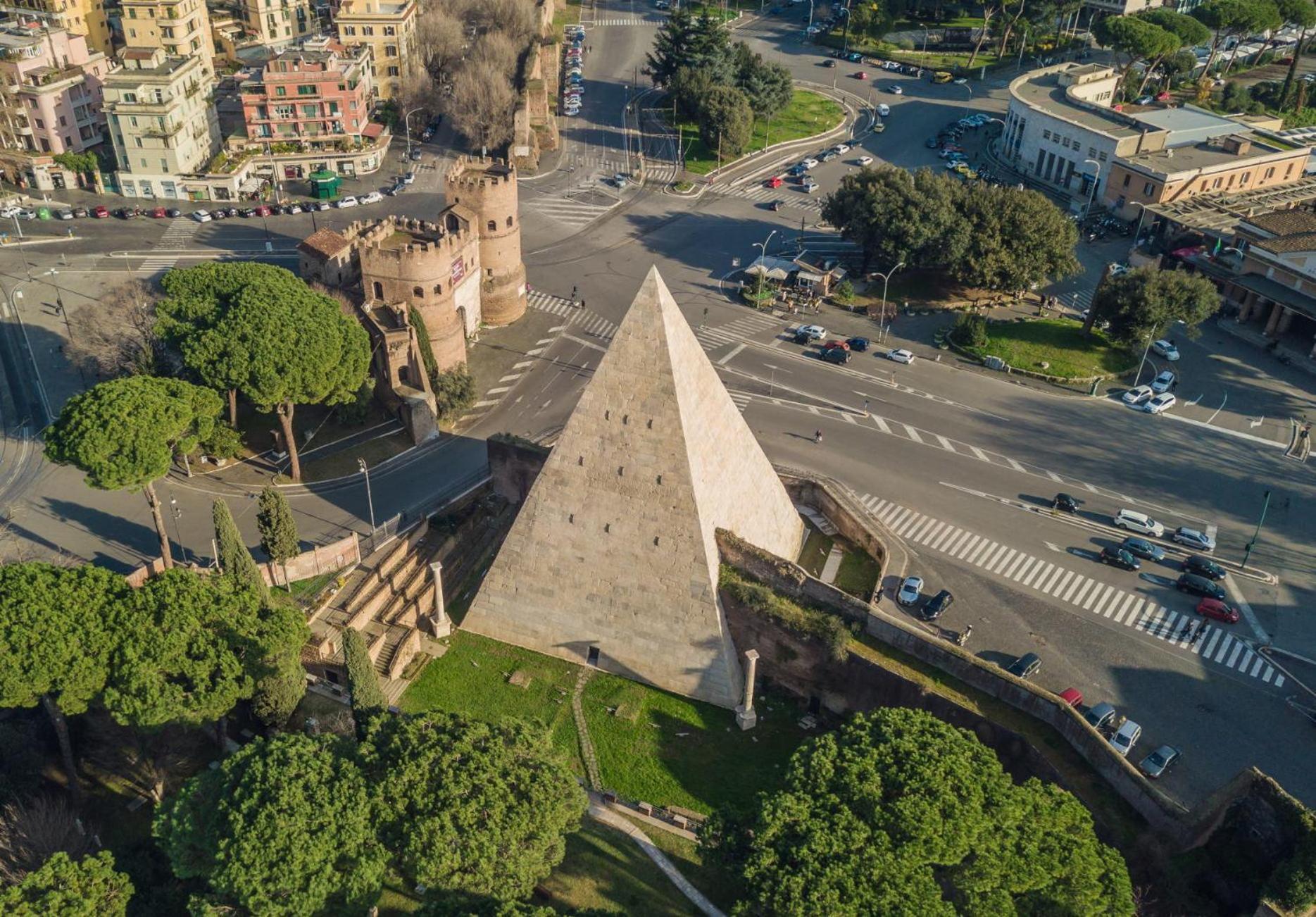 Piramide Deluxe Apartment — Foto 1